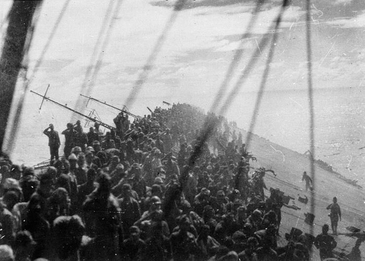 Экипаж тонущего «Дзуйкаку» — последний салют - Лейте-1944: закат японского флота | Военно-исторический портал Warspot.ru
