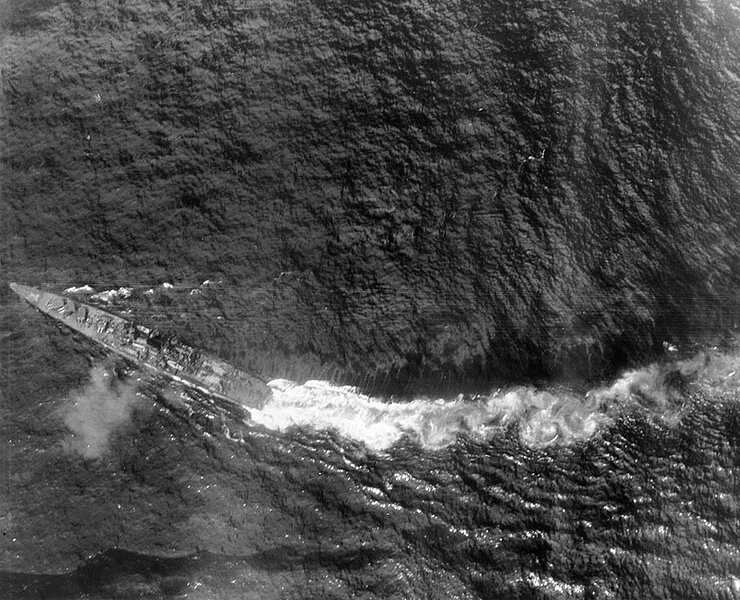 Тяжёлый крейсер «Тикума» маневрирует после воздушной торпедной атаки - Лейте-1944: закат японского флота | Военно-исторический портал Warspot.ru
