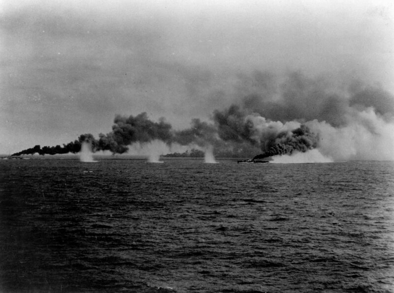 Эсминцы ставят дымовую завесу в битве у острова Самар - Лейте-1944: закат японского флота | Военно-исторический портал Warspot.ru