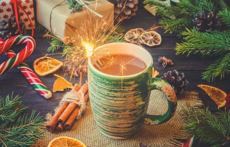 Фото обои новый год, кофе, ель, напиток, шишки, карамель, мандаринки |  Обои, Праздник, Натюрморт