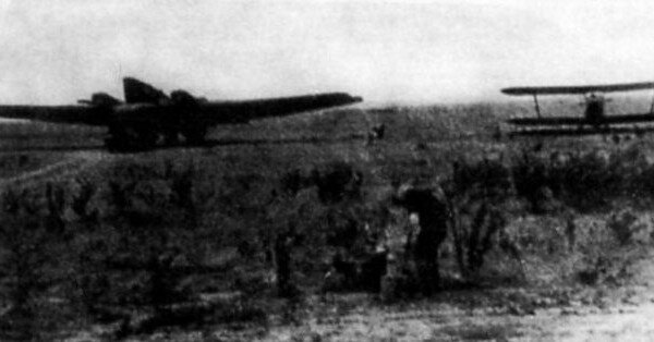 Телемеханический ТБ-1 (слева) и У-2 (справа) в Гумраке.