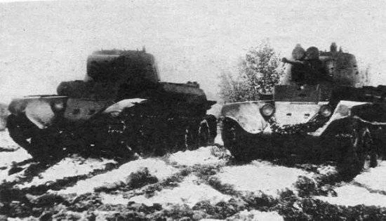 ВОЗМОЖНО телетанк ТТ-БТ-7 (слева) и танк управления (справа)
