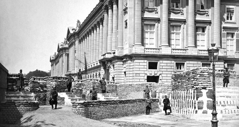 Barricades_pres_de_Ministere_de_la_Marine