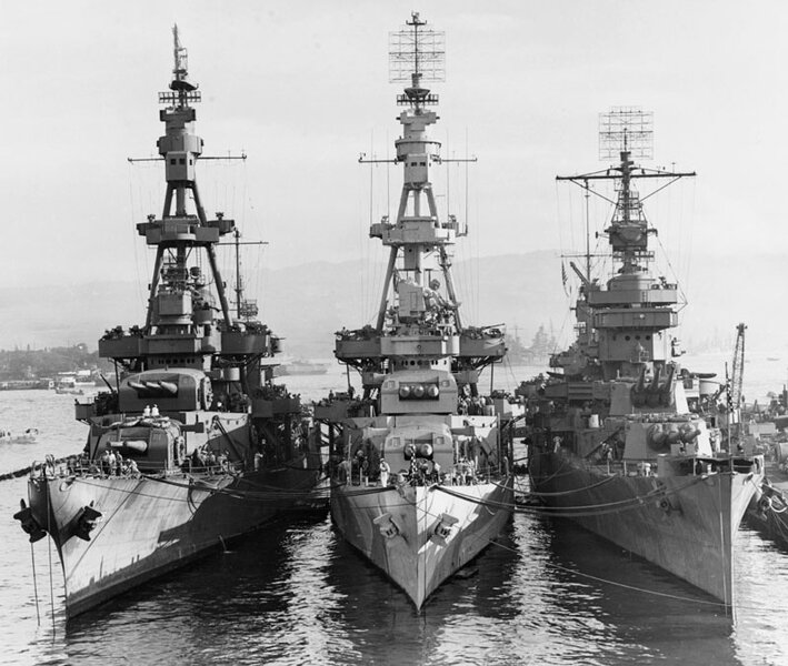 USS_Salt_Lake_City_(CA-25),_USS_Pensacola_(CA-24)_and_USS_New_Orleans_(CA-32)_at_Pearl_Harbor_on_31_October_1943