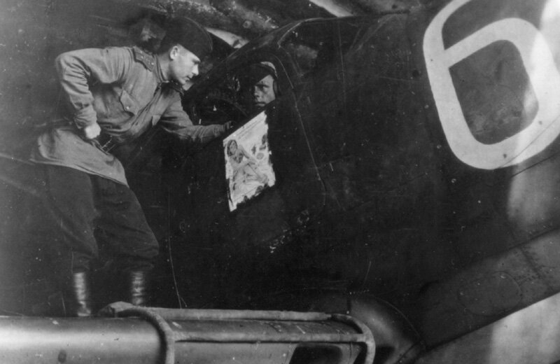 P-39_Sov_Pin-Up