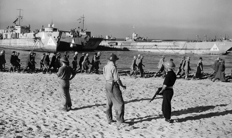 Italian_POWs_march_to_waiting_landing_craft_during_the_Allied_invasion_of_Sicily,_July_1943._A17913.jpg