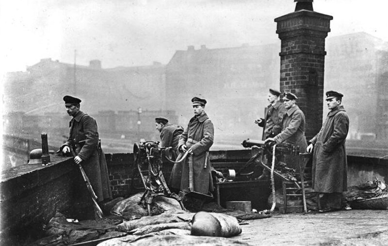 Bundesarchiv_Bild_119-1577,_Revolution_in_Berlin