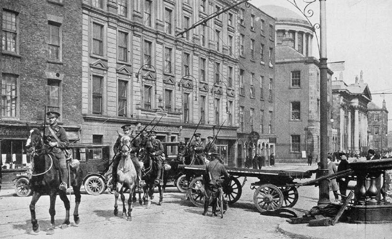 british-troops-mving-near-the-four-courts-after-the-rising-dublin-1916