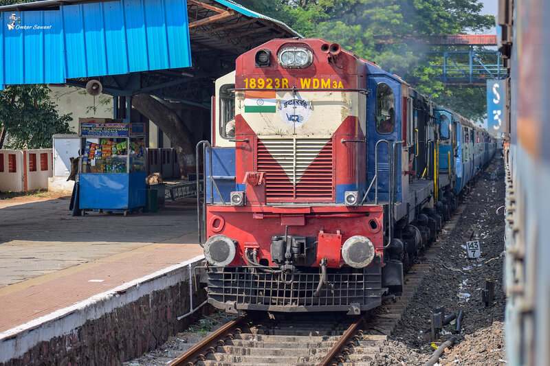 Itarsi WDM3A 18923 with Mangala Superfast | Omkar Sawant | Flickr