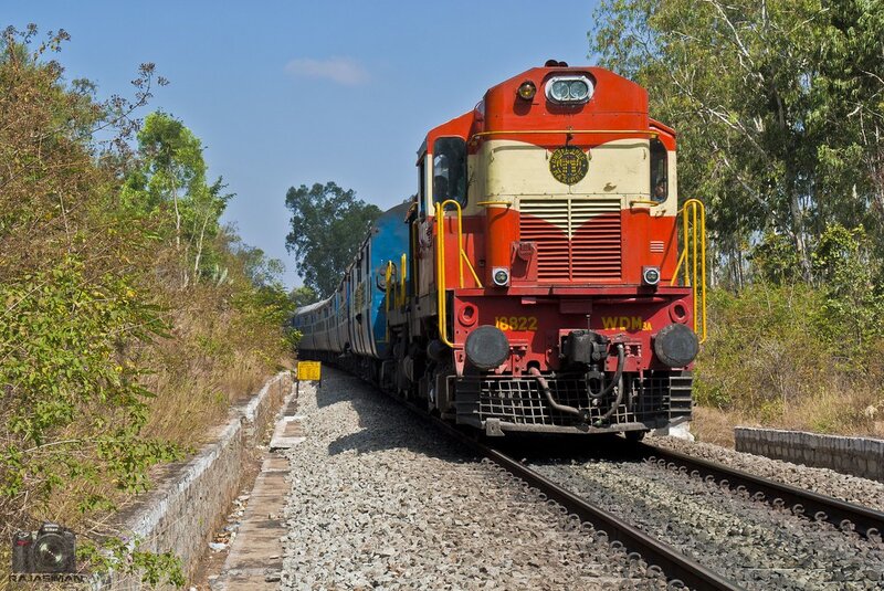 WDM3A 18822 emerges from a curve in makali ghats! | Rajasiman Srinivasan |  Flickr