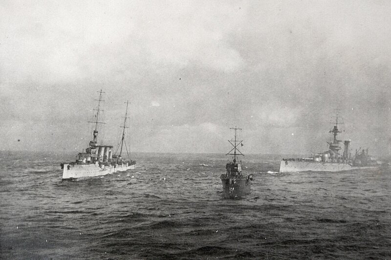 1920px-HMS_Liverpool_tows_HMS_Audacious.