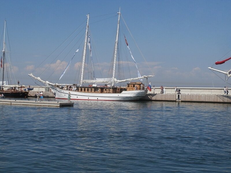 1280px-Nadezhda_at_Quay_in_Haven_Kakumae