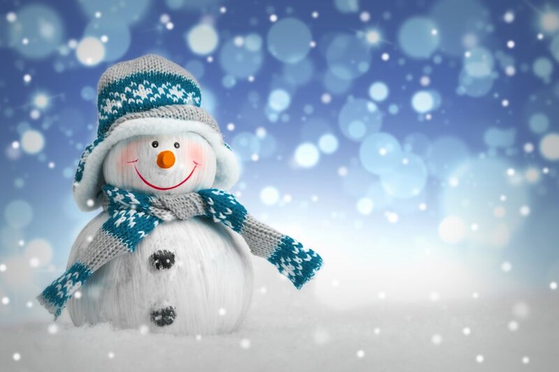 Обои Снеговик в шапке и с шарфиком стоит на снегу на рабочий стол