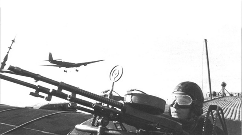 Бортстрелок ТБ-3 за пулеметом верхней огневой точки. По меркам начала 30-ых, спарка 7,62-мм пулеметов была вполне адекватным оружием против аналогично вооруженных истребителей...