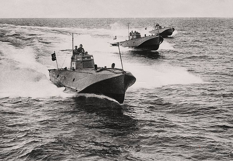 Торпедные катера в атаке.