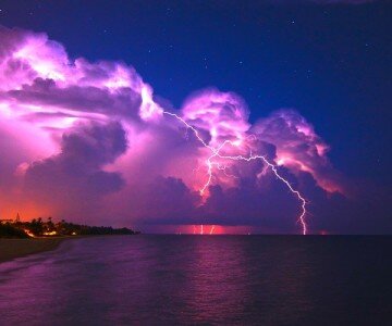 Столп фиолетового света - это молния ударила в океан — «Інше.ТВ»