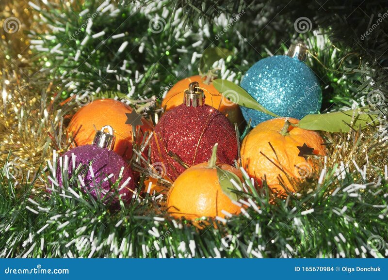 Оранжевые мандарины и разноцветные рождественские шары Стоковое Фото -  изображение насчитывающей мандарины, оранжевые: 165670984