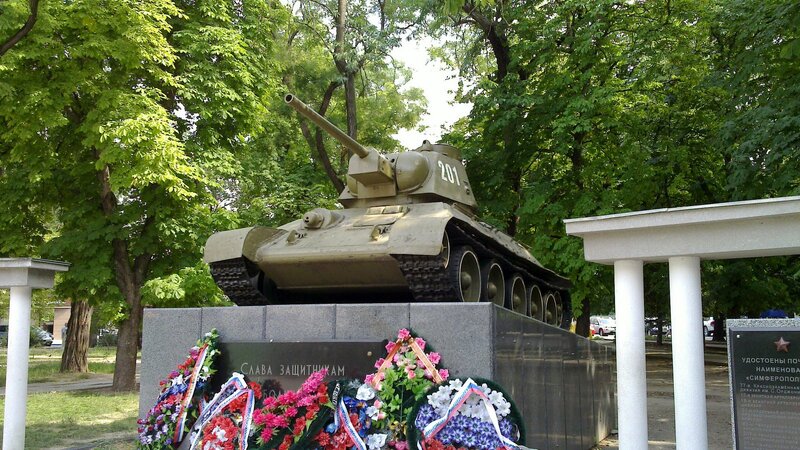 Памятный знак в честь советских воинов и партизан – освободителей города Симферополя (танк «Т-34»)