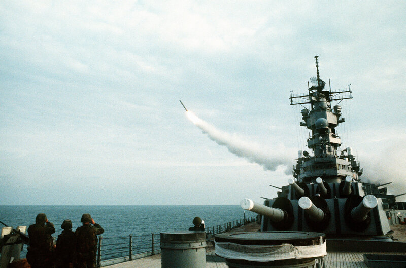 USS_Wisconsin_(BB-64)_launching_Tomahawk