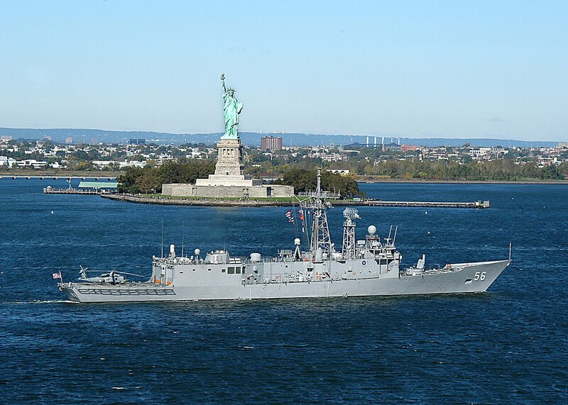 1280px-USS_Simpson_(FFG_56)_sails_past_t
