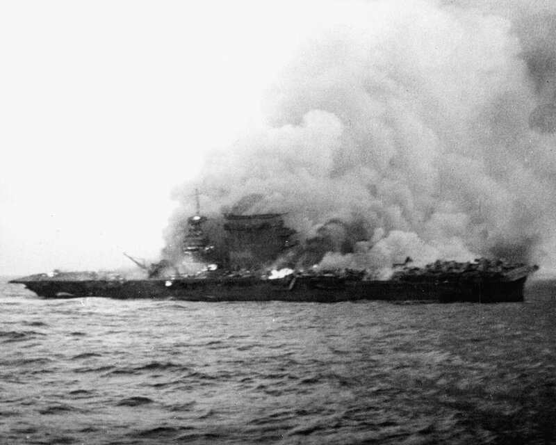 1280px-USS_Lexington_%28CV-2%29_burning_and_sinking_on_8_May_1942_%28NH_51382%29.jpg