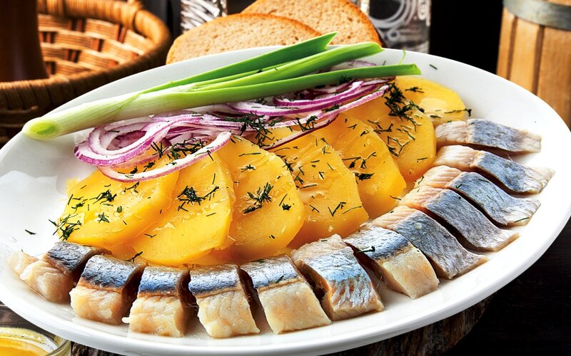 Картинка Селедка с картошкой на тарелке » Рыбные блюда » Еда » Картинки 24  - скачать картинки бесплатно